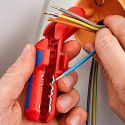 Універсальний інструмент для зняття оболонки кабелю KNIPEX ErgoStrip 16 95 01 SB 16 95 01 SB фото