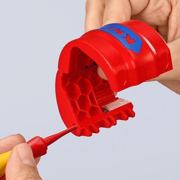 Труборез для пластиковых труб KNIPEX BiX&reg; KNIPEX 90 22 10 BK 90 22 10 BK фото
